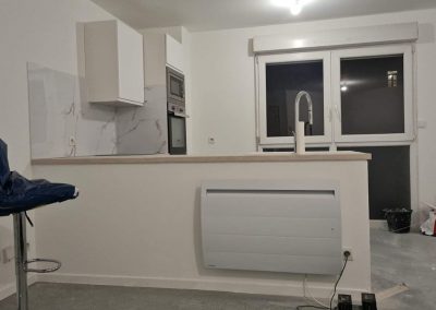 Casse d’un mur et réfection d’une cuisine dans un logement